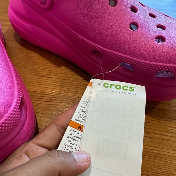 CROCS Unisex Vibrant Pink Sandals - Picture 5 of 8
